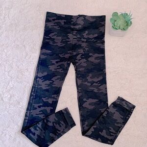 SPANX Look at Me Now black camo Seamless Cropped Leggings 20099R